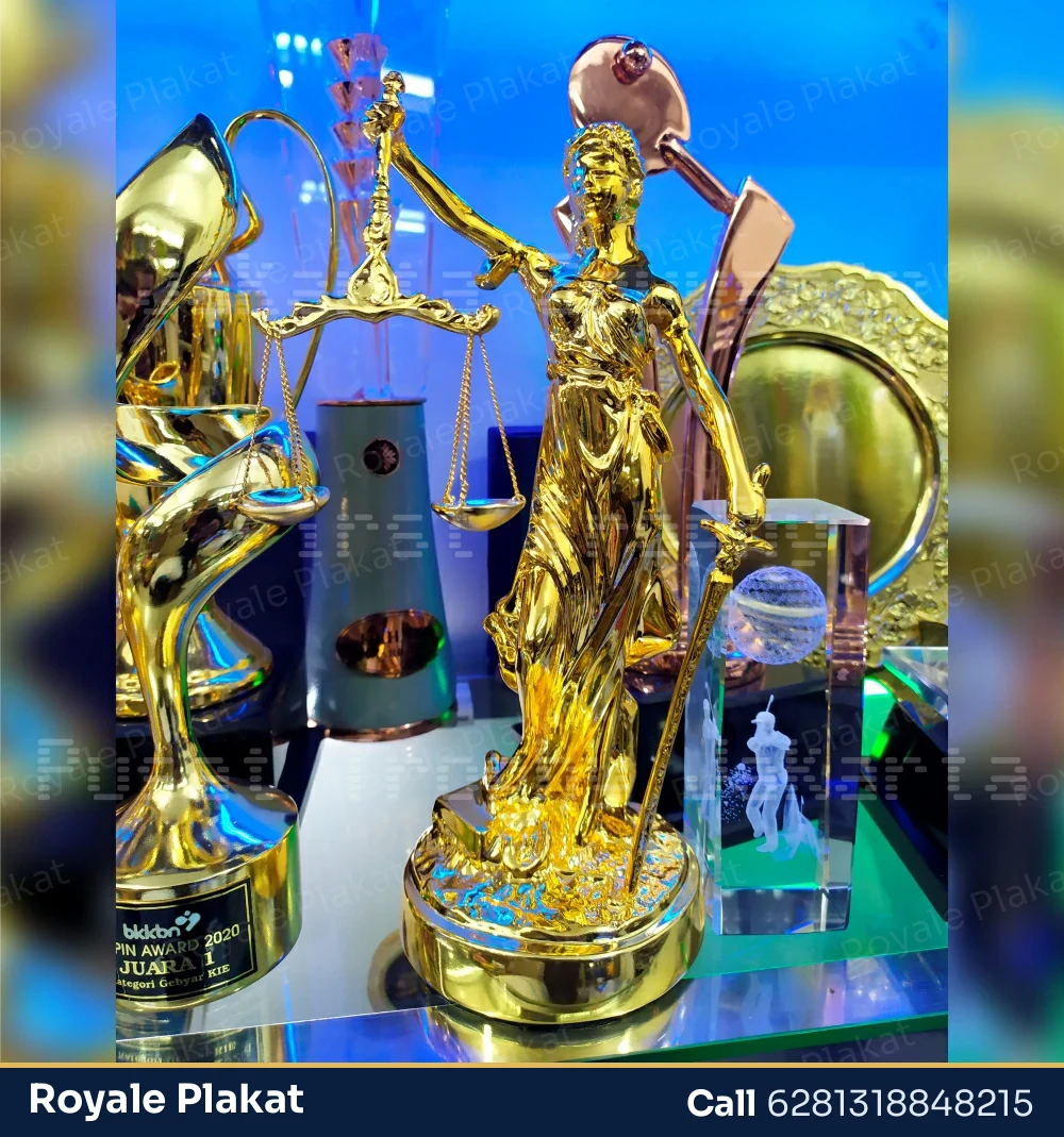 Trophy Dewi Keadilan - Royale Plakat