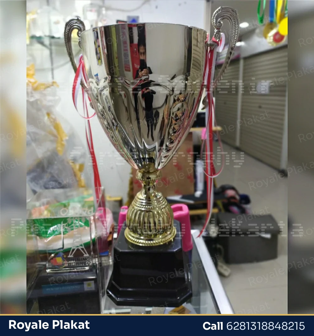 Trophy Gelas Besar Mewah - Royale Plakat