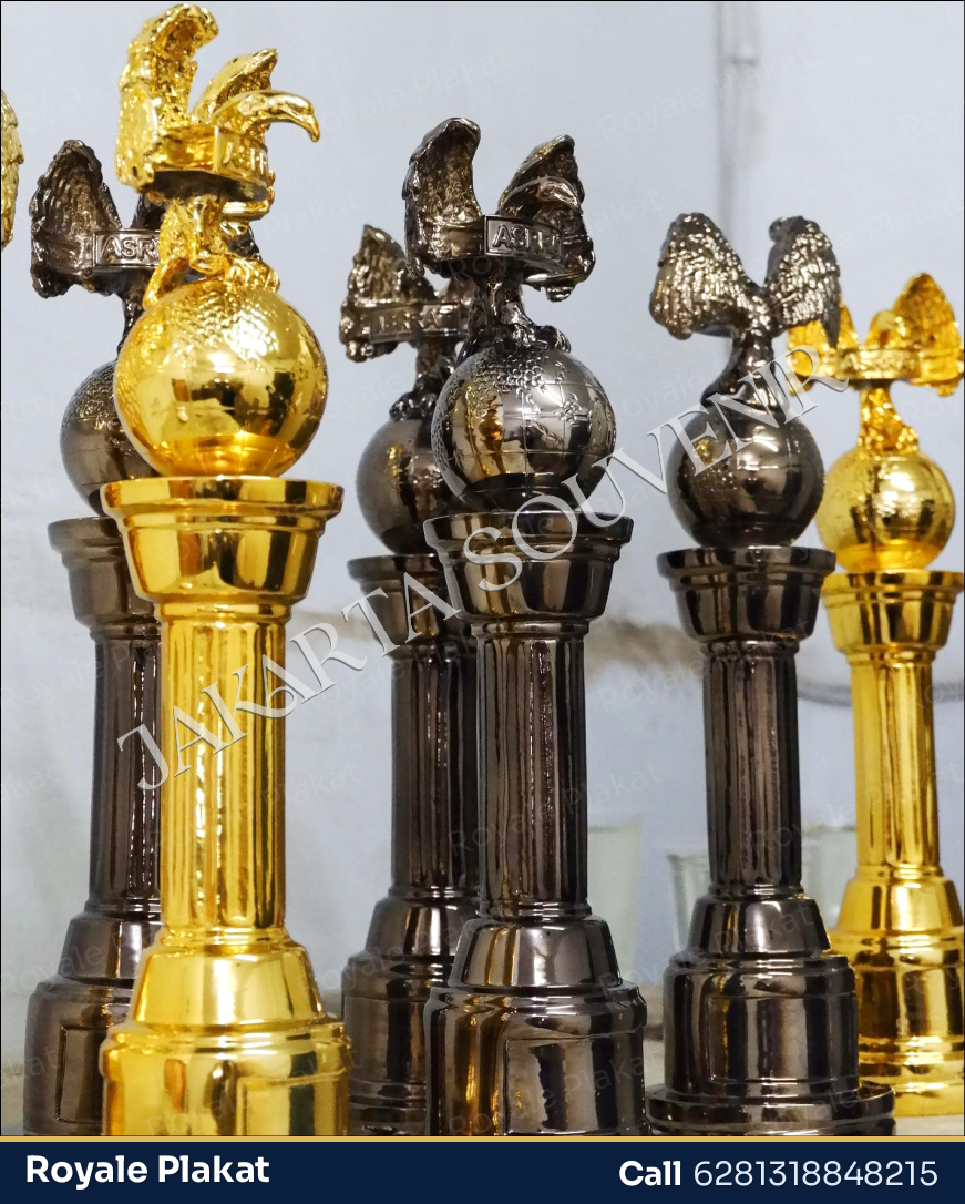 Trophy Bola Dunia Elang - Royale Plakat