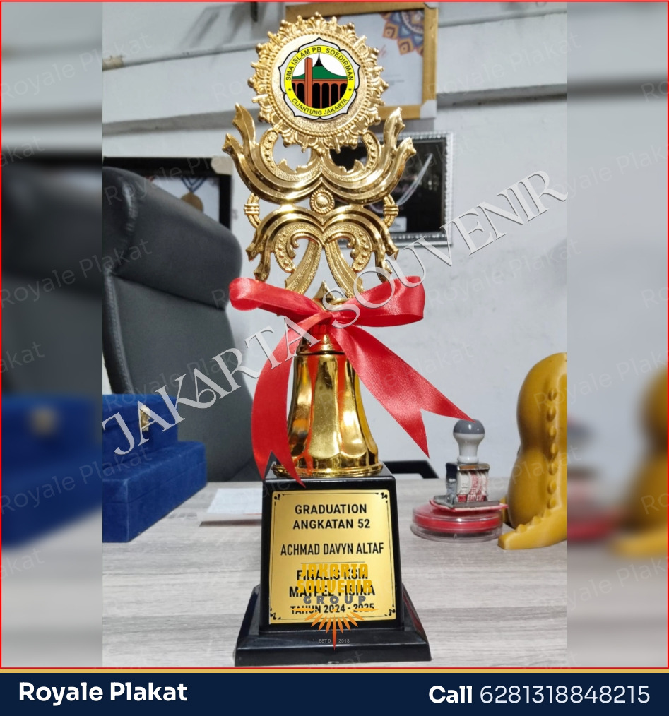 Piala Plastik Kaki Empat - Royale Plakat