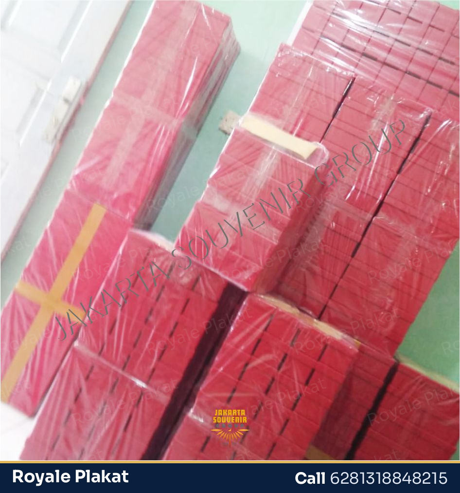 Pin Enamel Event Khusus - Royale Plakat